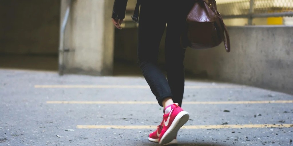 Πώς θα κάψεις περισσότερες θερμίδες περπατώντας