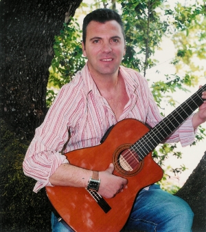 Βασίλης Κολοβός: Ο δικός μας τραγουδοποιός με το ιδιαίτερο στύλ.