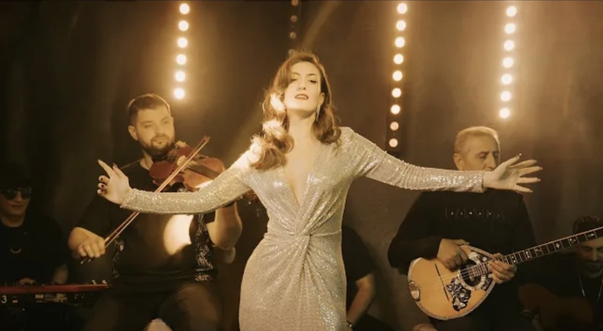 Κατερίνα Χατζησταματίου: Mας συστήνεται και μας ξεσηκώνει μέσα από το πρώτο της medley