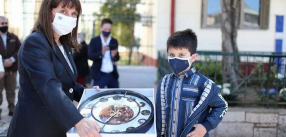 Ο μικρός Σεραφείμ Κερασιώτης με την Πρόεδρο της Δημοκρατίας στο Μεσολόγγι