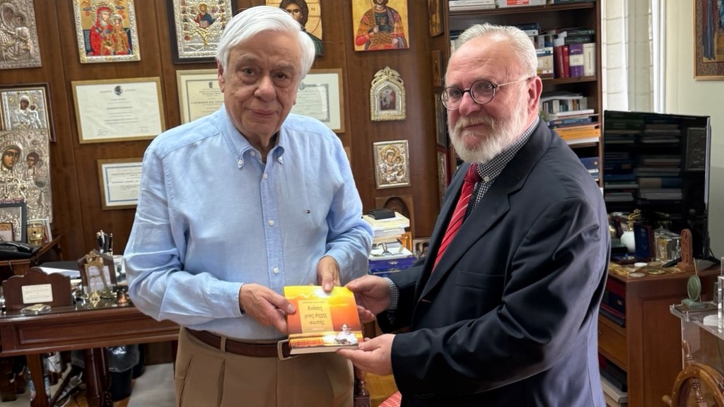 Ο Προκόπης Παυλόπουλος στην παρουσίαση βιβλίου  του αγρινιώτη γνωμικογράφου, Γ. Ι. Βασιλείου.