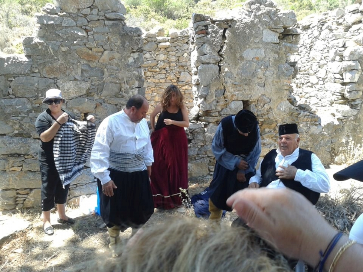 «ΕΣΕΝΑ ΚΟΡΗ ΠΡΕΠΕΙ ΣΟΥ». Παραδοσιακό τραγούδι, από το Mελί Καραμπούρνων Ερυθραίας Μικράς Ασίας