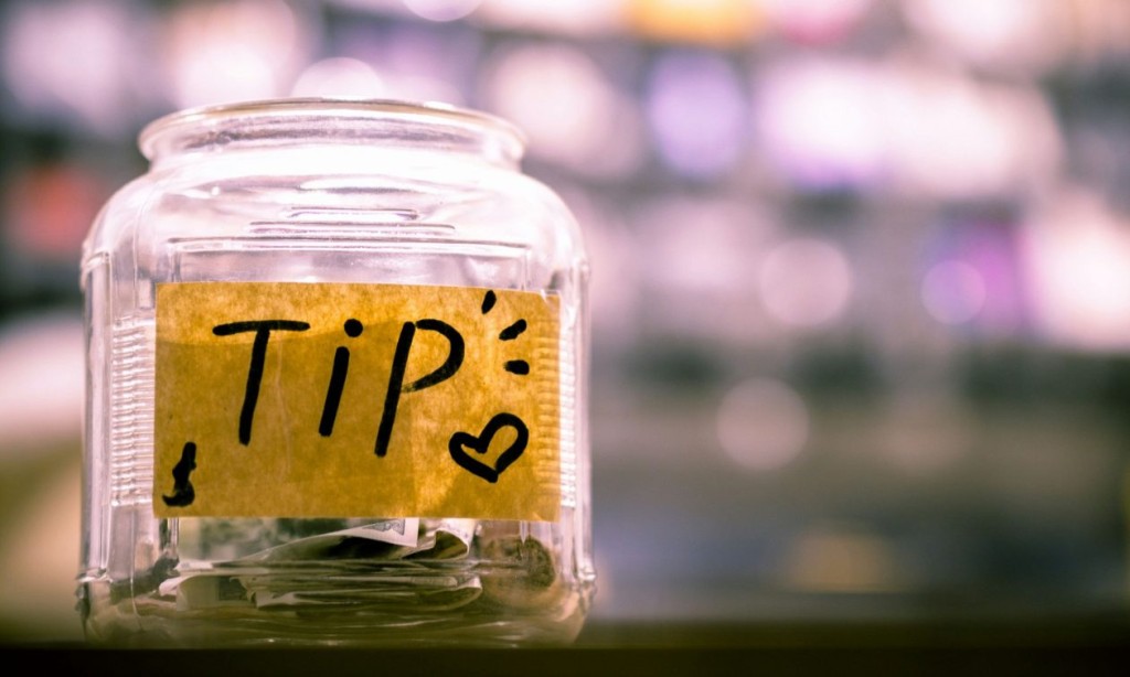 Φορολογούνται τα φιλοδωρήματα: Αντιδράσεις από τον κλάδο της εστίασης