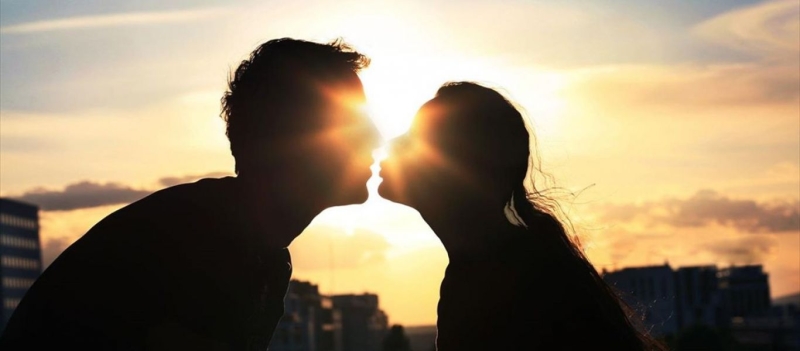 Ποιο φύλο ερωτεύεται πρώτο σε μια σχέση; - Η επιστήμη απαντά!