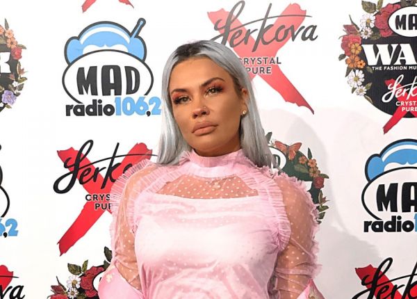 Έλαμψε στο κόκκινο χαλί του Madwalk 2019 η Naya