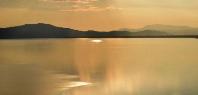 Ηλιοβασίλεμα στη Τριχωνίδα (φωτο)