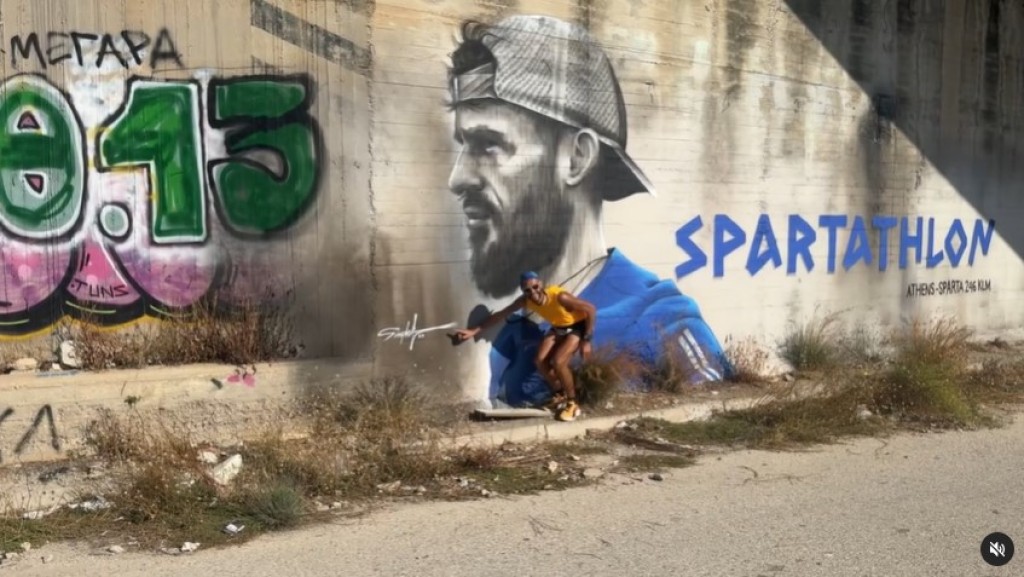 Σπάρταθλον: Το πέρασμα του Ζησιμόπουλου στην Κακιά Σκάλα δίπλα στο γκράφιτι του προσώπου του
