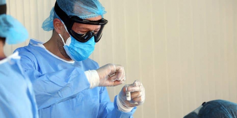 Πώς ξεχωρίζουμε τη γρίπη από τον κορωνοϊό