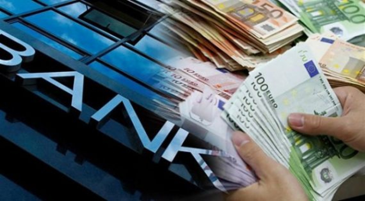 Tο χρήμα γίνεται ακριβό για τον κόσμο, φθηνό για τις τράπεζες