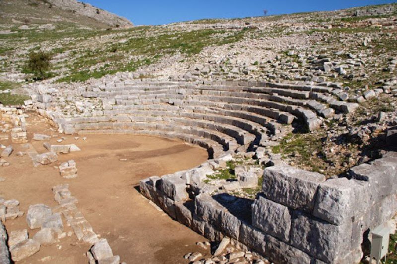 “Αιτωλός”: Η χαμένη αρχαία κωμωδία που μιλούσε για το πόσο ανούσιο είναι να σαι μόνο ευτυχής. Οι Αιτωλοί στη Λατινική λογοτεχνία.