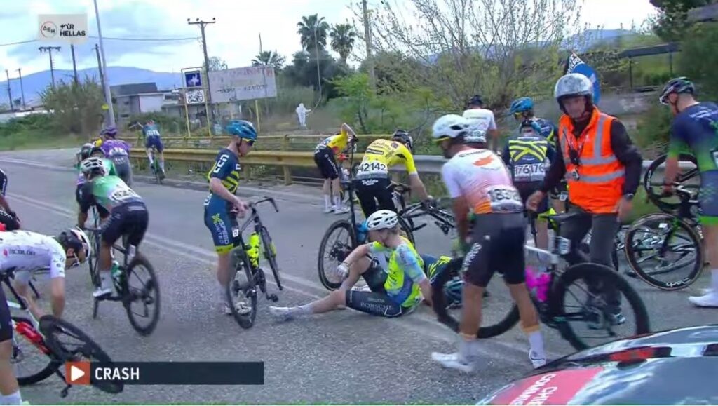 Το απρόοπτο της ομαδικής πτώσης ποδηλατών πλησίον του κόμβου ΔΑΚ στο Αγρίνιο