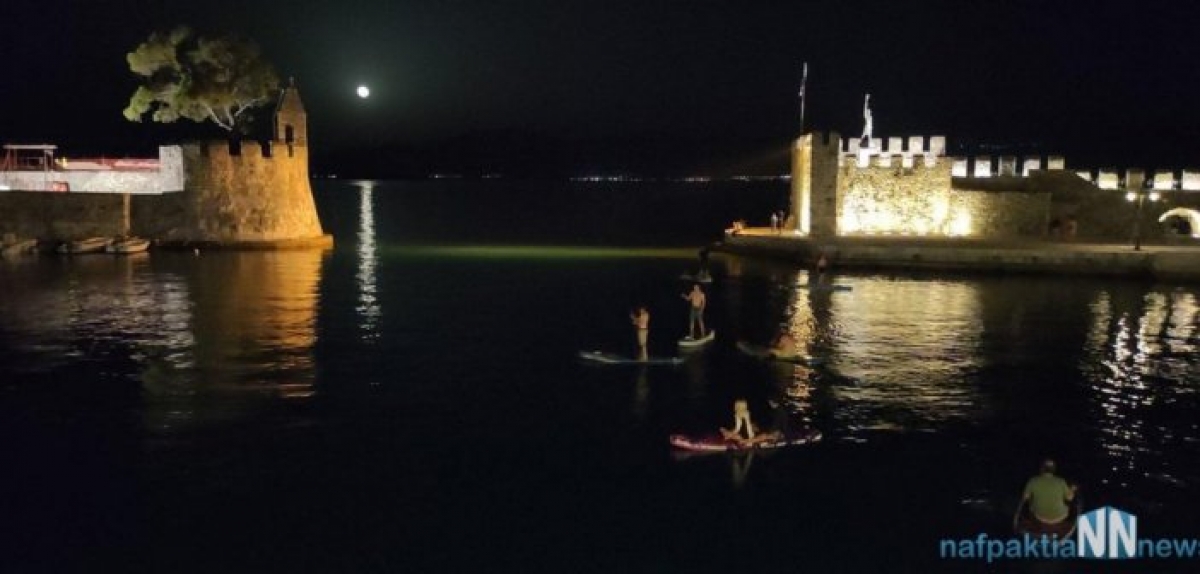 Ναύπακτος: Όμορφες εικόνες από παιδιά με τις σανίδες του να μπαίνουν μέσα στο λιμάνι (βίντεο)