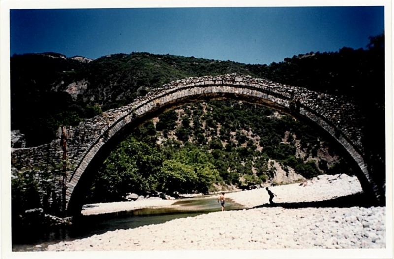 Μνημεία από πέτρα στην Ορεινή Τριχωνίδα