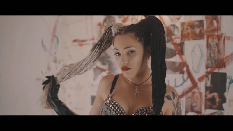 Η Ιουλία Κουκουβέ κυκλοφόρησε το πρώτο της τραγούδι με τίτλο «Σκέψου καλά» (video)