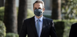 Παρασκήνιο: Τα «γκάζια» του Μητσοτάκη σε υπουργούς και μανδαρίνους για τον εμβολιασμό