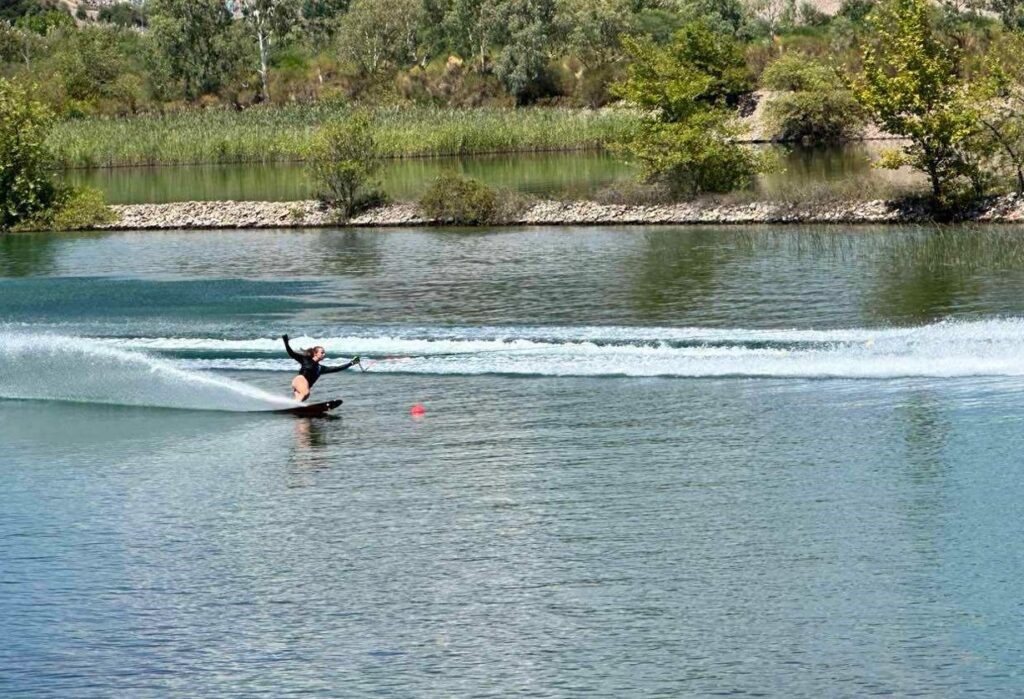 Εντυπωσιακές εικόνες από τα Πανελλήνια πρωταθλήματα Θαλασσίου Σκι στη λίμνη Στράτου