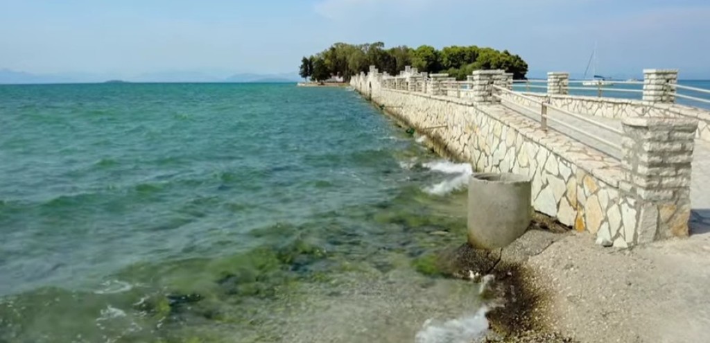 Βόνιτσα: H πανέμορφη Κουκουμίτσα με το γραφικό εκκλησάκι του Αγ. Νεκταρίου (vid)