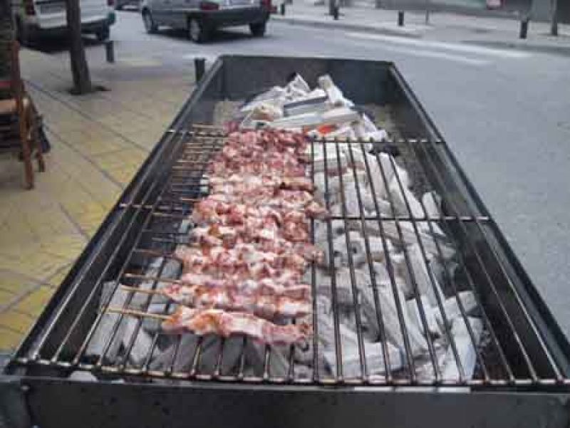 Τσικνοπέμπτη: Τι γιορτάζουμε, γιατί ψήνουμε κρέας στη σχάρα, γεμίζοντας τον αέρα με «τσίκνα»