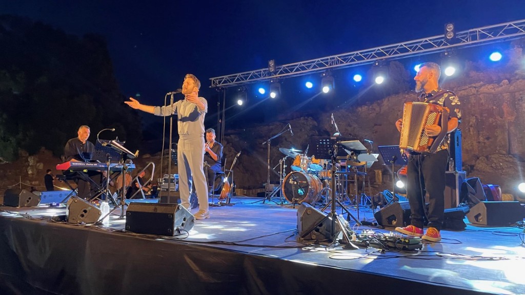 Ενθουσίασε το ακροατήριο η συναυλία του Θοδωρή Βουτσικάκη  στο αρχαίο νεώριο Οινιαδών