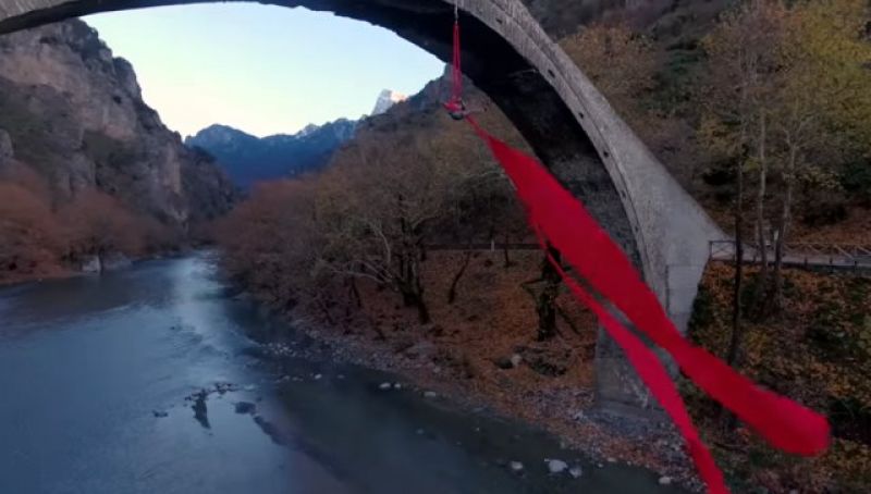 Εντυπωσιακό: Η Λευκαδίτισσα Κατερίνα Σολδάτου χόρεψε και στο φαράγγι του Βίκου