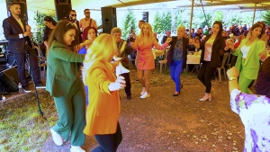 Τραγούδια και χοροί από την Ελληνική παράδοση στο πανηγύρι του Εμπεσού Βάλτου (Βίντεο)