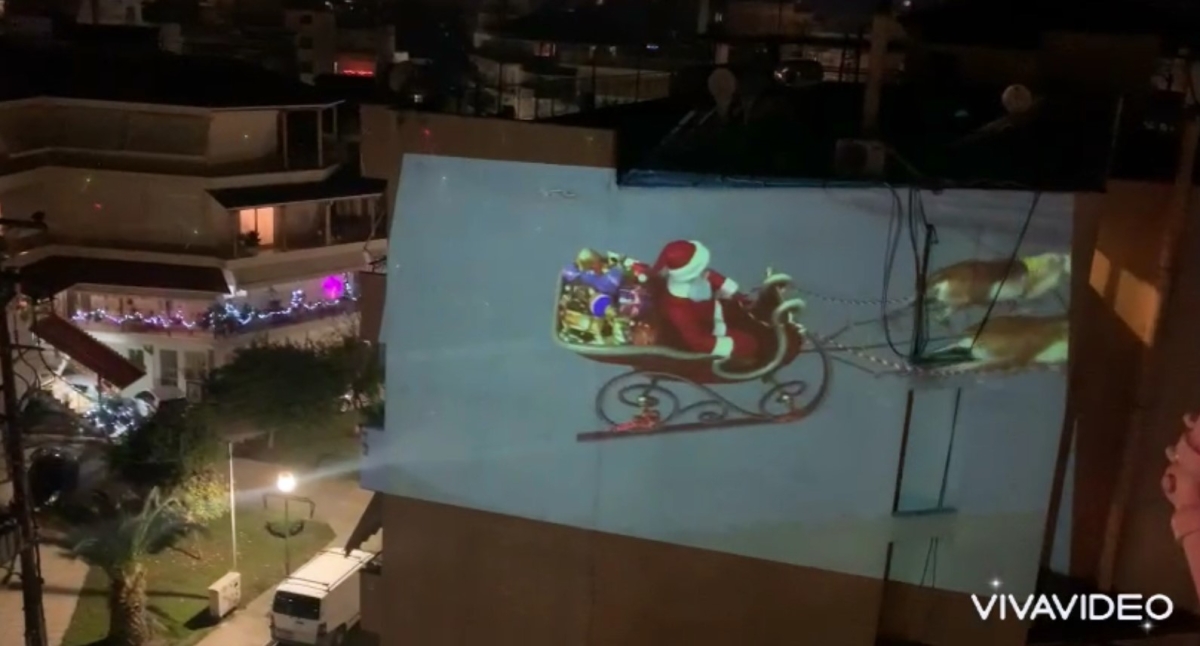 Πρωτότυπη και πανέμορφη αλλαγή χρόνου σε μια γειτονιά του Αγρινίου! (βίντεο)