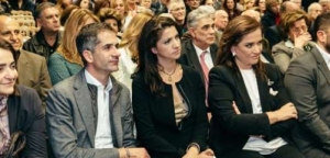 Ντόρα, Κώστας και Αλεξία στο Θέρμο στην εκδήλωση για τον Παύλο Μπακογιάννη – Ανοιχτό το ενδεχόμενο και για Κυριάκο Μητσοτάκη