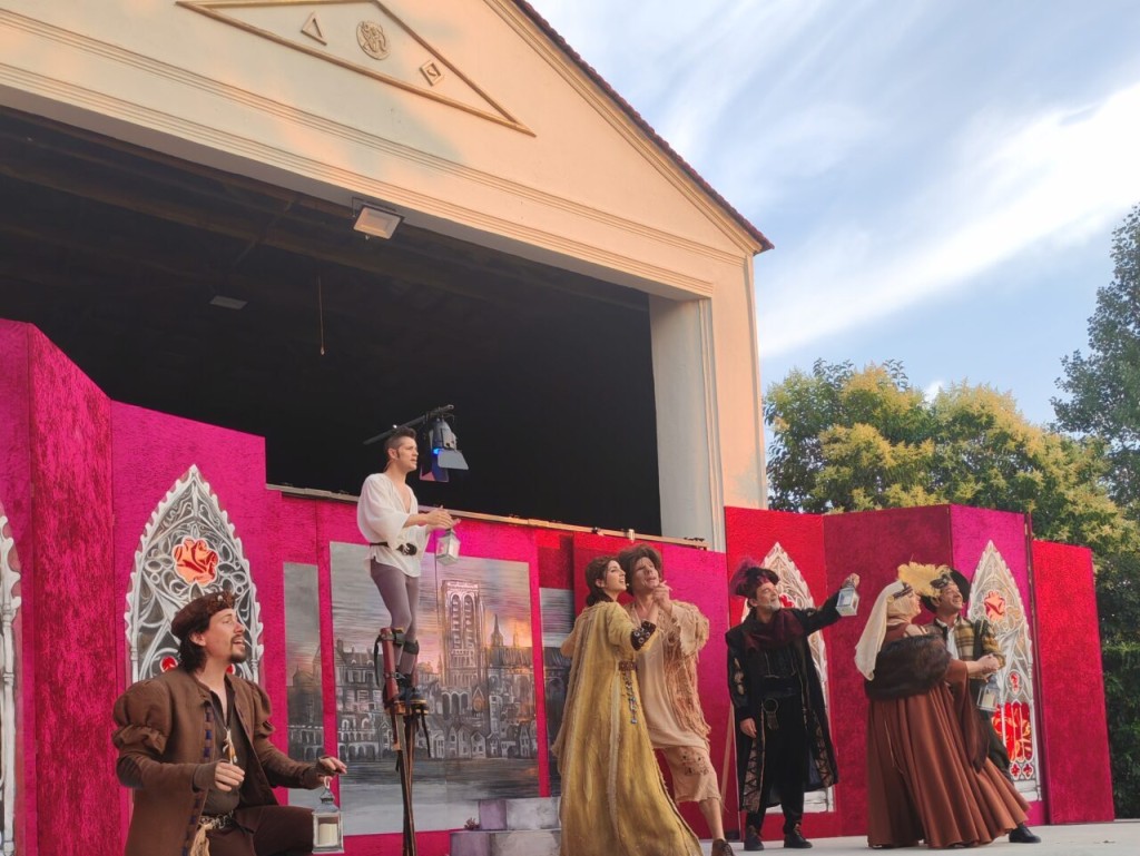 Αγρίνιο: Κοσμοσυρροή για την επίσημη πρώτη στο κηποθέατρο του πάρκου!