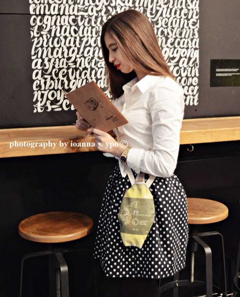 Il progetto bottiglia: H ταλαντούχα σχεδιάστρια πίσω από τις τσάντες σε μορφή μπουκαλιού