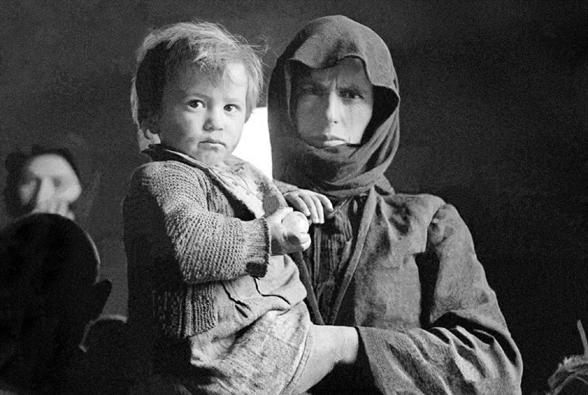 Γυναίκες μαμές και γιάτρισσες στο Ξηρόμερο. «Όπους τρέχει του νερό, έτσ’ να τρέξ’ κι του μ’κρό!»