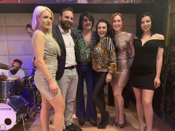 Η Κατερίνα Καρατζοπούλου πρωταγωνιστεί στην ταινία &quot;Ρόδα τσάντα και κοπάνα 5&quot;