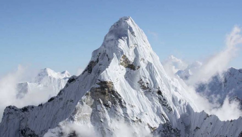 Τοποθέτησαν μια κάμερα σε ένα ελικόπτερο και πέταξαν πάνω από τα Ιμαλάια