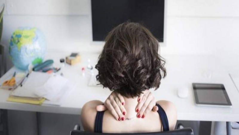 5 πράγματα που πρέπει να κάνετε για να επιβιώσετε αν δουλεύετε μπροστά από έναν υπολογιστή