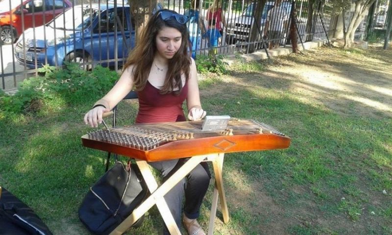 Πέννυ Γεωργοπούλου: Στον δρόμο της παραδοσιακής μουσικής με οδηγό το Σαντούρι (Φωτογραφίες – Βίντεο)