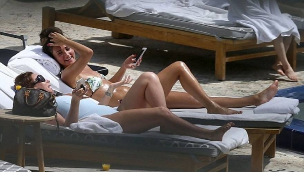 Η Megan McKenna πήγε παραλία και έλιωσε στην ηλιοθεραπεία (φωτό)