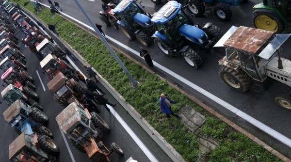 Οι αγρότες κλείνουν σήμερα και το τελωνείο του Προμαχώνα, εξετάζουν σκλήρυνση της στάσης τους