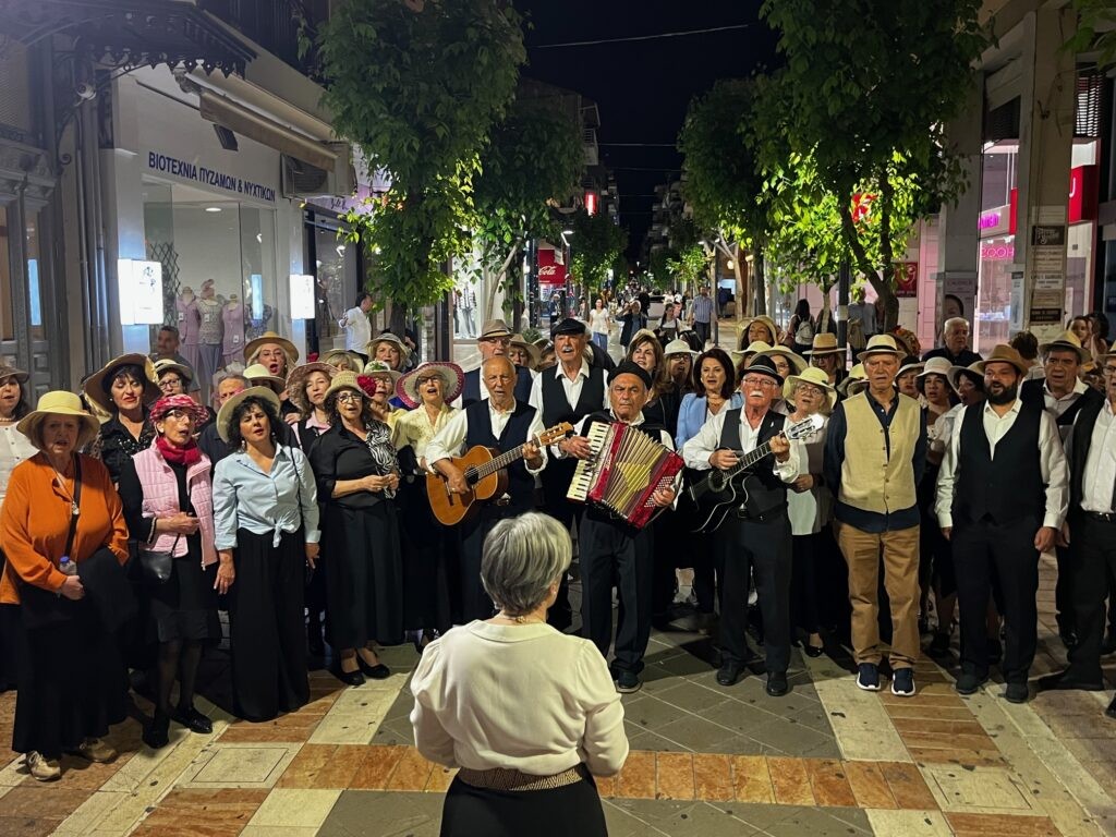 Συνεπαίρνει το σεργιάνι με καντάδες στο κέντρο του Αγρινίου (φωτό, βίντεο)