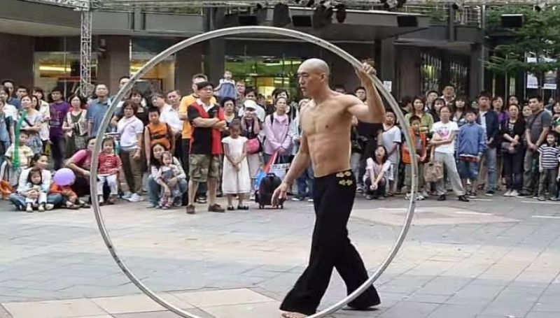 Δεν είναι ένας απλός ακροβάτης του δρόμου- Ο άνθρωπος είναι από «άλλον πλανήτη»… (βίντεο)