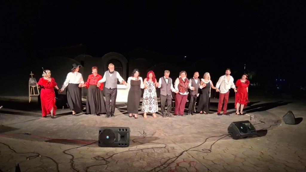 Με επιτυχία ολοκληρώθηκε η παράσταση «Ψύλλοι στ’ αυτιά, φωνές στα κρυφά» στο υπαίθριο θέατρο Αιτωλικού