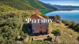 Το μοναστήρι στην παραλία Φωτμού στην λίμνη Τριχωνίδα