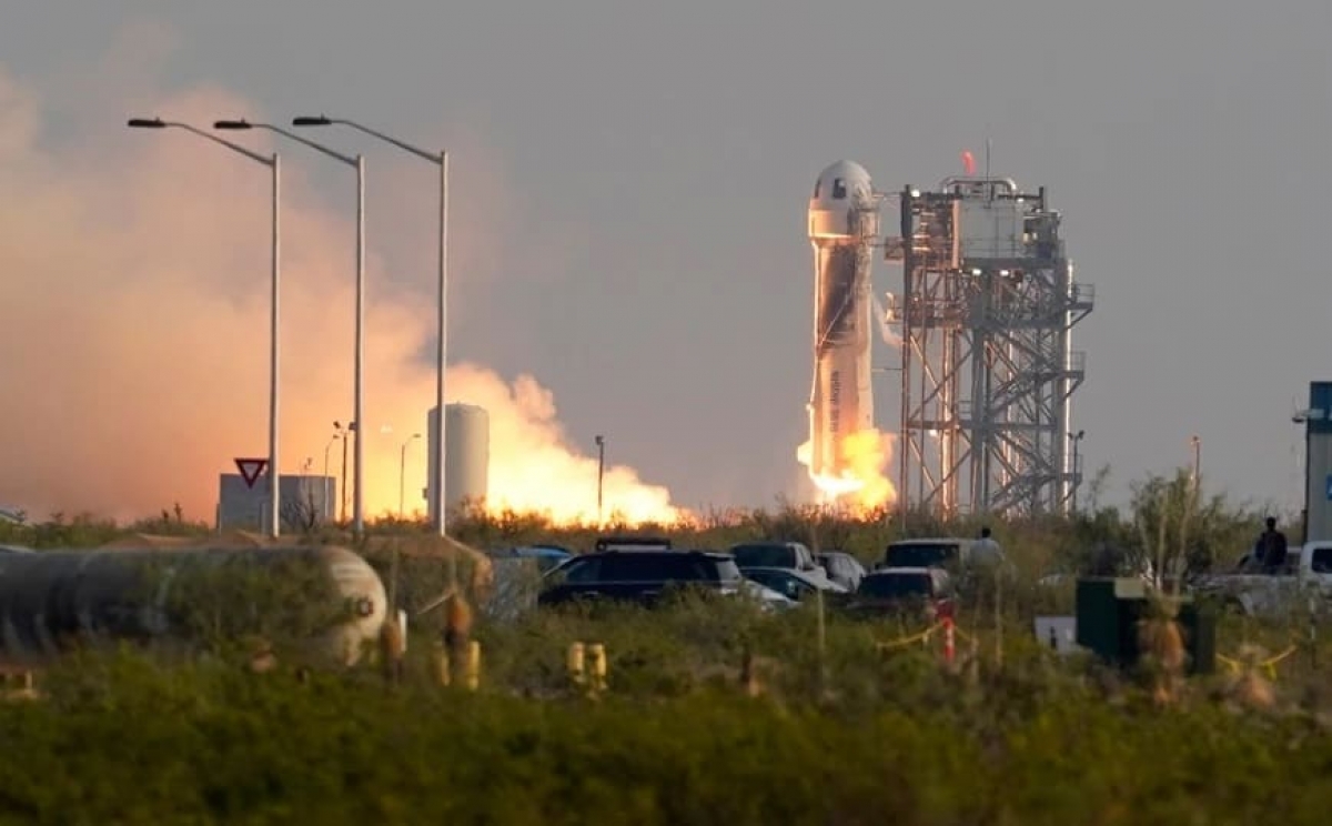 Η ιστορική πτήση του Τζεφ Μπέζος στο διάστημα μέσα σε 11 λεπτά