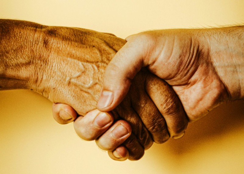 Φιλία και καθημερινότητα: Γιατί μεγαλώνοντας είναι τόσο δύσκολο να κάνουμε φίλους;