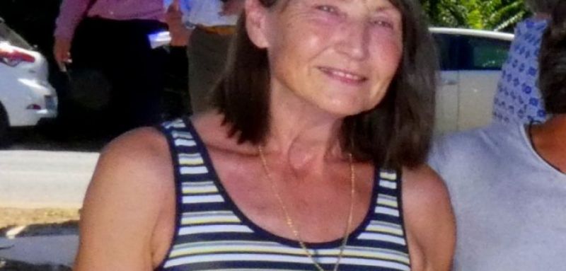 Ευλαβικό προσκύνημα στο Μνημείο θυμάτων του ναζισμού από μια Γερμανίδα στα Καλύβια