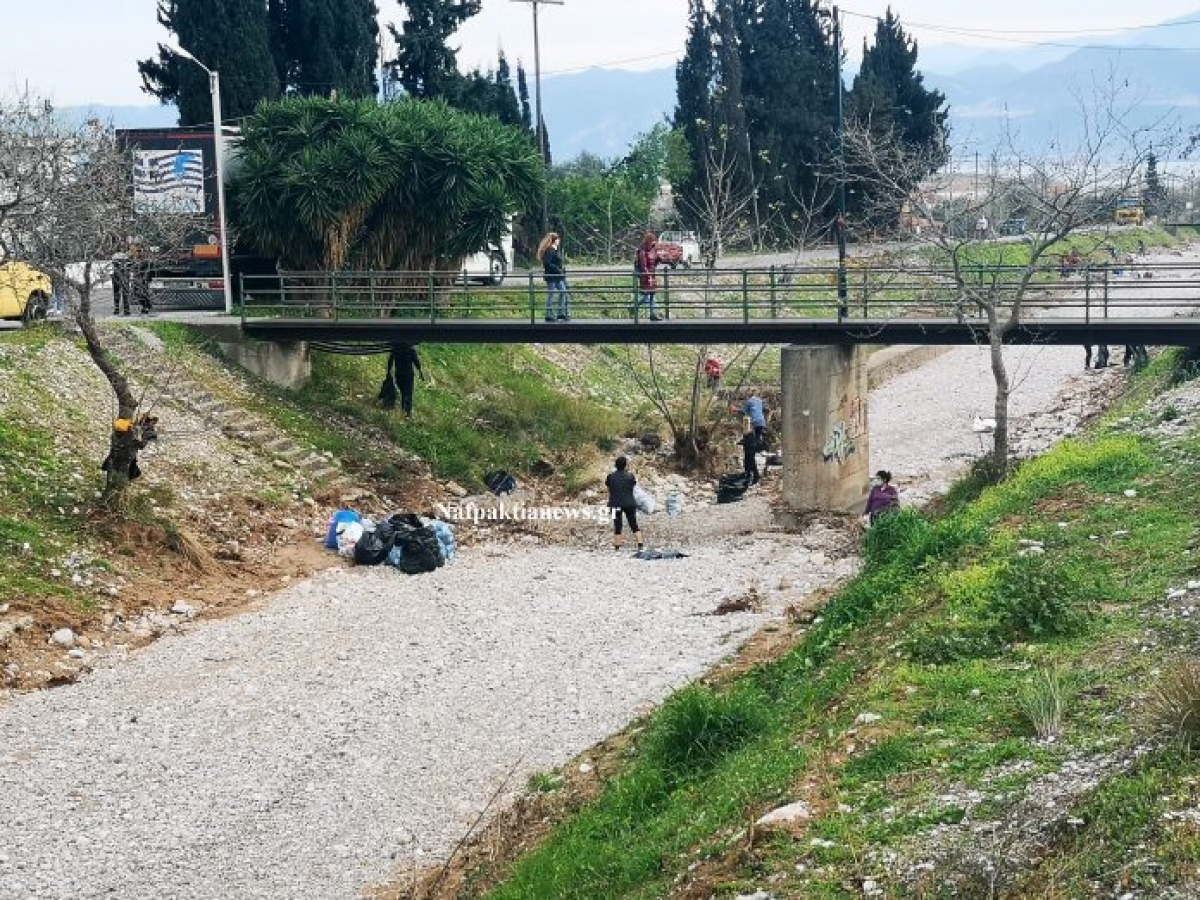 Ναύπακτος: Εθελοντές καθάρισαν το χείμαρρο Σκα (video)