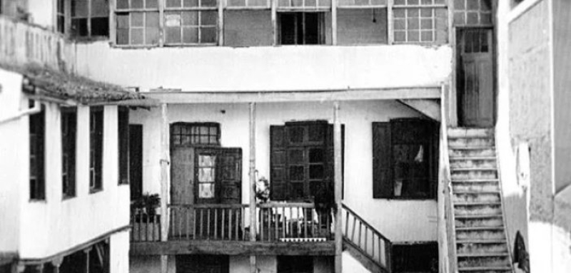 Πώς είναι σήμερα το διάσημο κινηματογραφικό σπίτι του Αντωνάκη και της Ελενίτσας – Δείτε το βίντεο με την οικία Κοκοβίκου