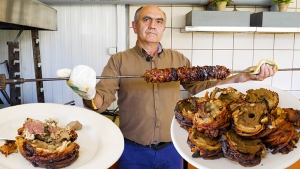 Κοκορέτσι στη σούφλα για το Πάσχα - όλη η διαδικασία βήμα βήμα (Βίντεο)