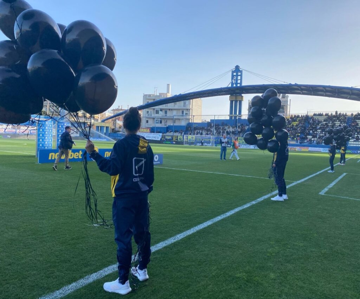 Άφησαν στον ουρανό 57 μαύρα μπαλόνια πριν το Παναιτωλικός – Ολυμπιακός για τα θύματα των Τεμπών (βίντεο)