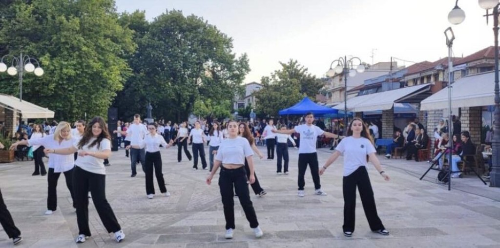 Θέρμο: Χορευτική πανδαισία από μαθητές στην κεντρική πλατεία
