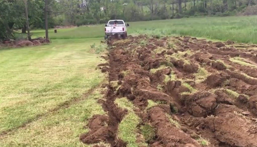 Απίστευτη πατέντα αγρότη για όργωμα με αγροτικό 4x4 (vid)