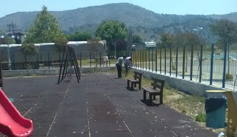 Κάτοικος καθάρισε την παιδική χαρά Αστακού και ψέκασε για απεντόμωση (φωτο)